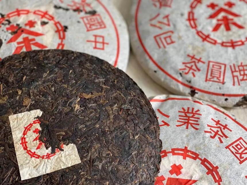 99年昆明茶厂红印铁饼。#普洱茶# #茶生活# #一