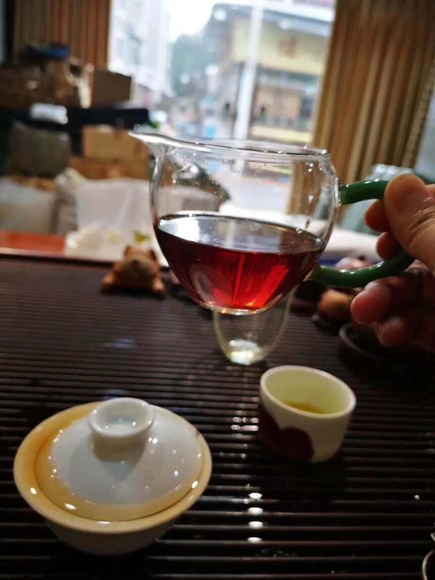 #普洱茶# 93年格纹纸大黄印生茶，汤色酒红，口感樟