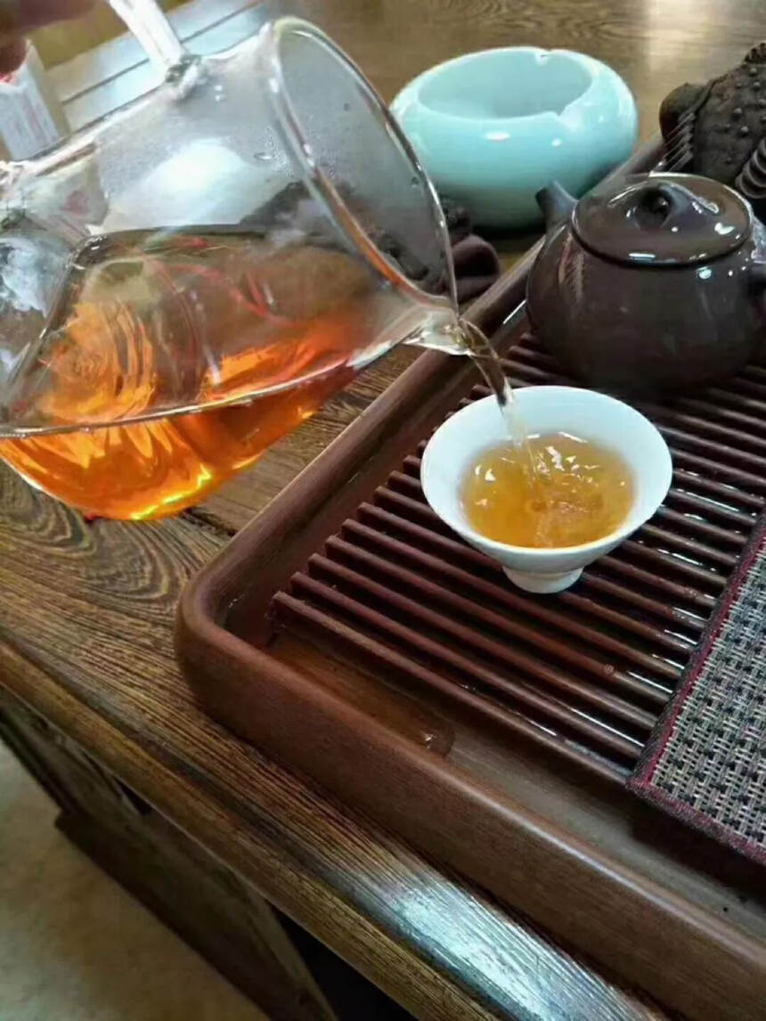 六大茶山04年攸乐野生茶，野生茶料制作，肥壮厚实，里
