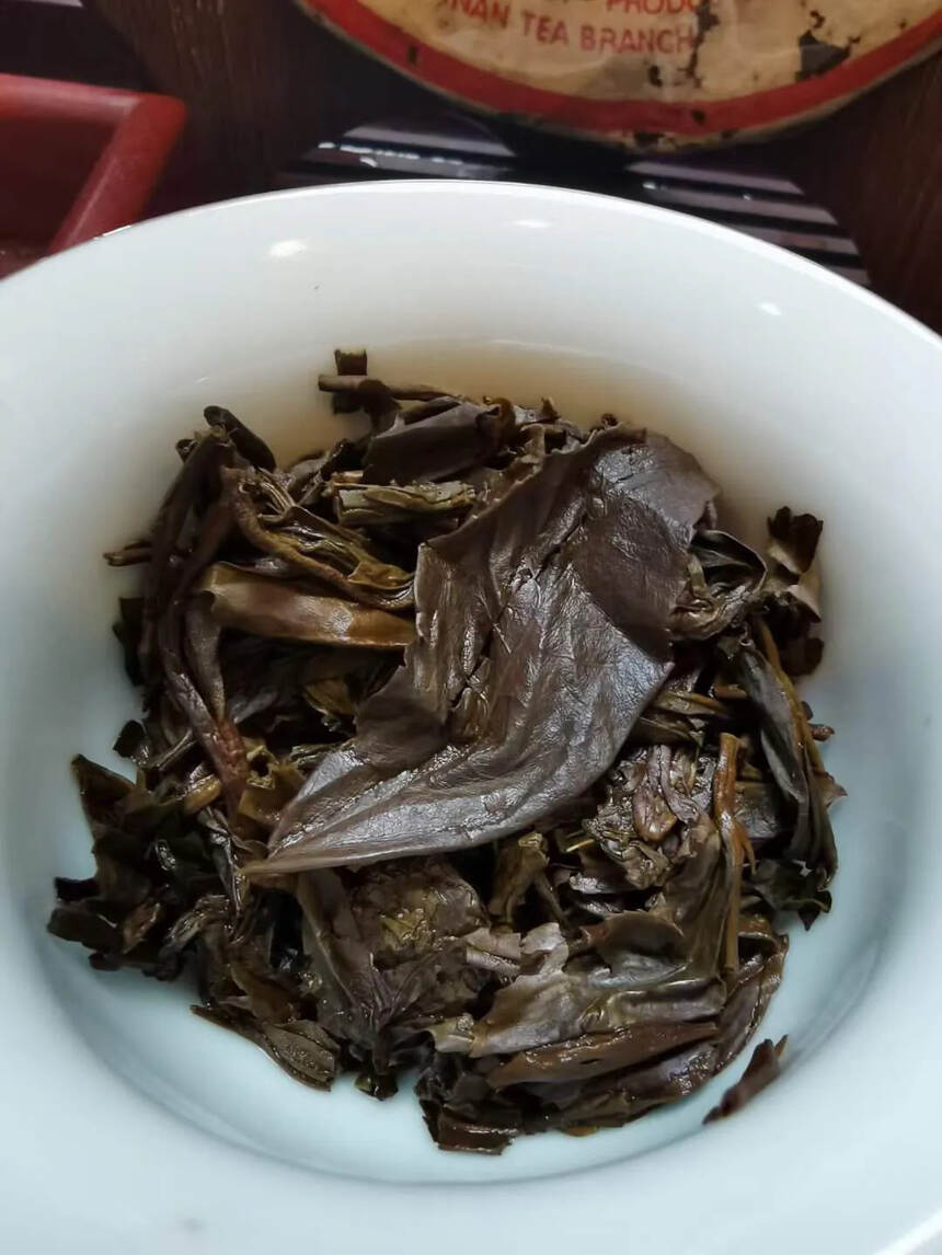 98年中茶雪印，润泽显毫 ，茶品中香高味浓，条索紧结