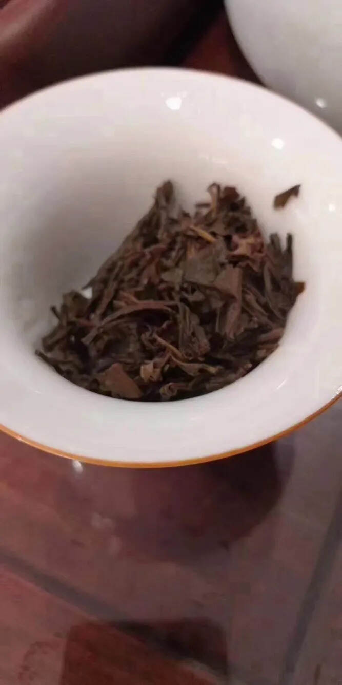 六大茶山04年攸乐野生茶，野生茶料制作，肥壮厚实，里