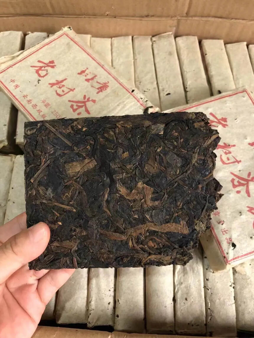 2000年，班章老树茶砖，生普洱茶，中国云南西双版纳