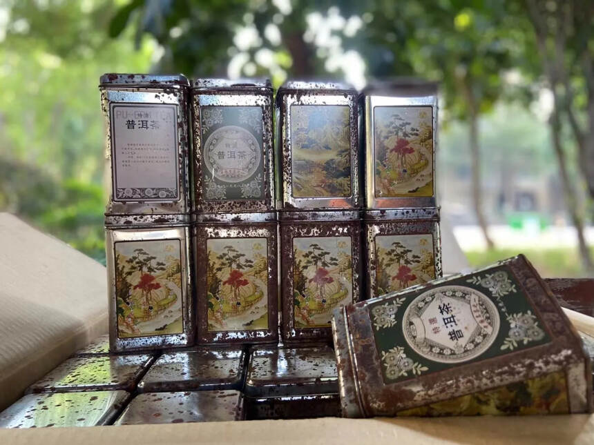 春栈茶厂独批大作1998经典易武铁罐老生茶条索匀整。