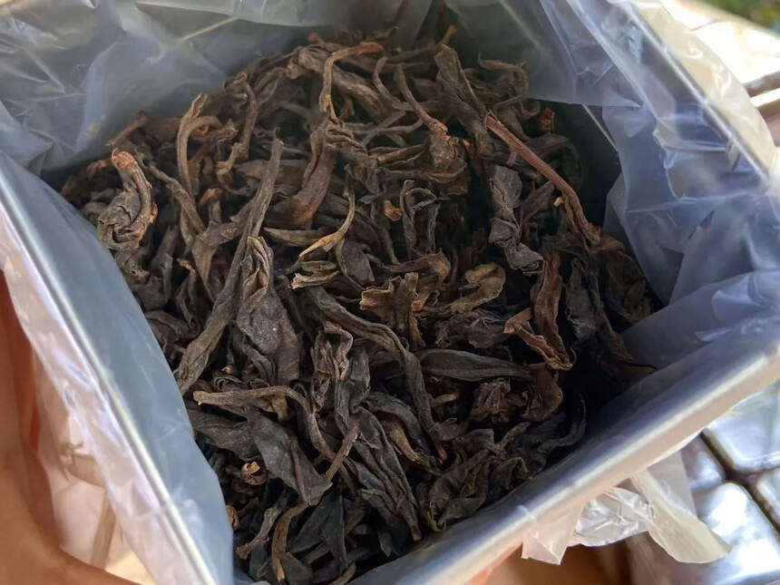 春栈茶厂独批大作1998经典易武铁罐老生茶条索匀整。