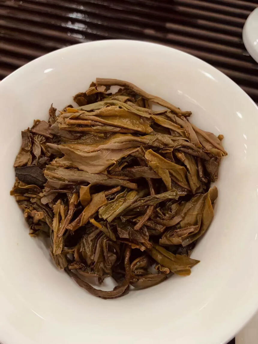 2003年香竹箐古树茶，产品规格：357克/片；闻干