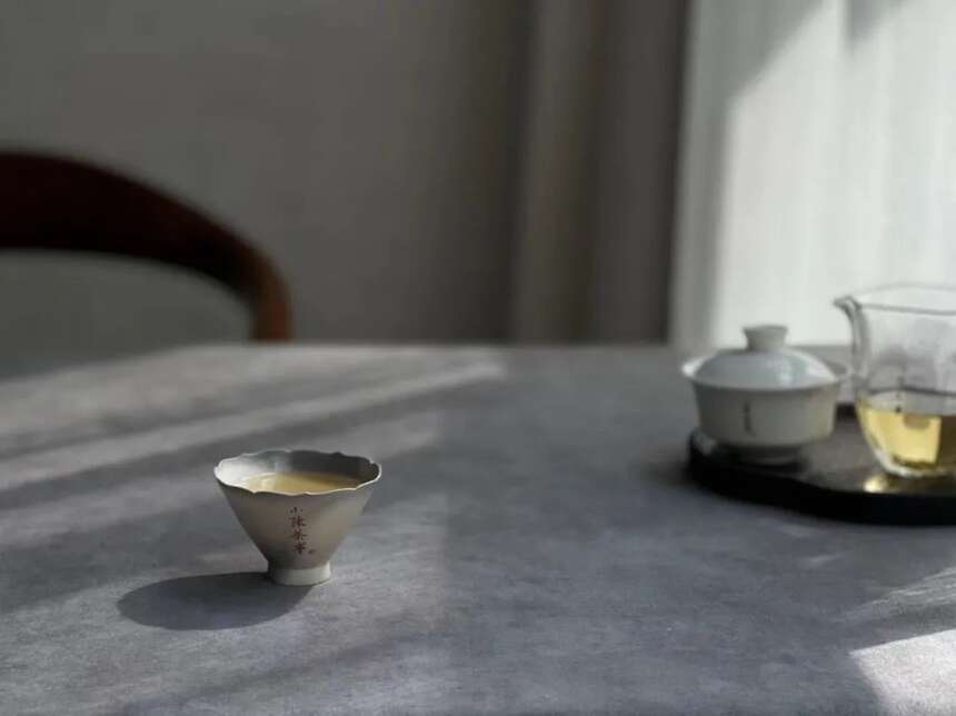 初秋，适合饮茶，给你自己来一杯白茶、红茶、岩茶、普洱茶吧
