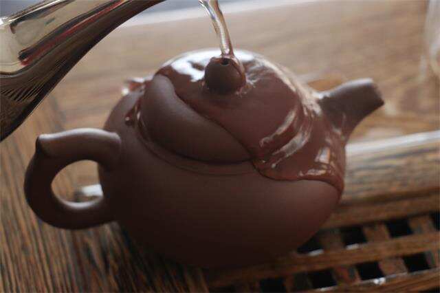紫砂壶想要喝到一杯好茶温杯烫壶这一步还真少不了