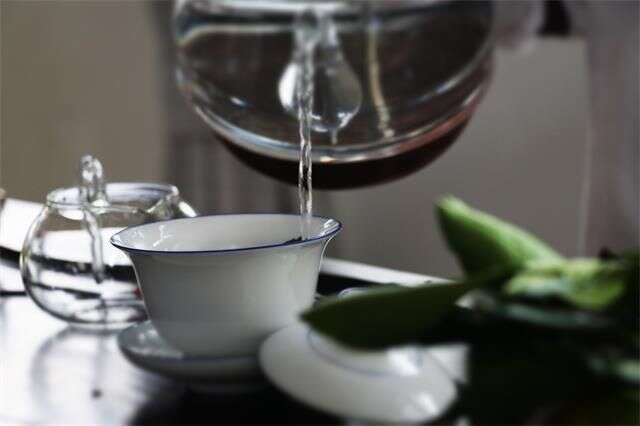 白开水能冲泡普洱茶吗？对口感有什么影响？