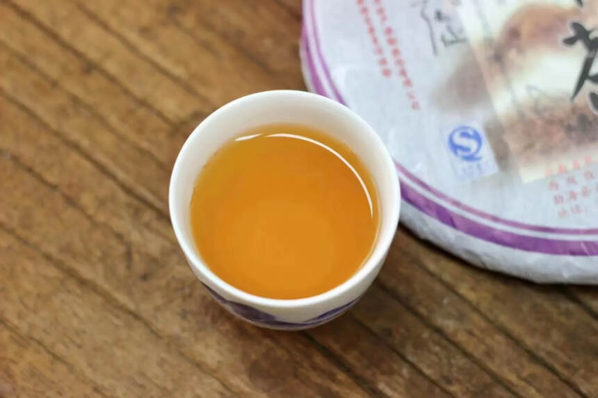 2007年茶科所布朗山饼茶，浓酽的布朗味开汤及显，回