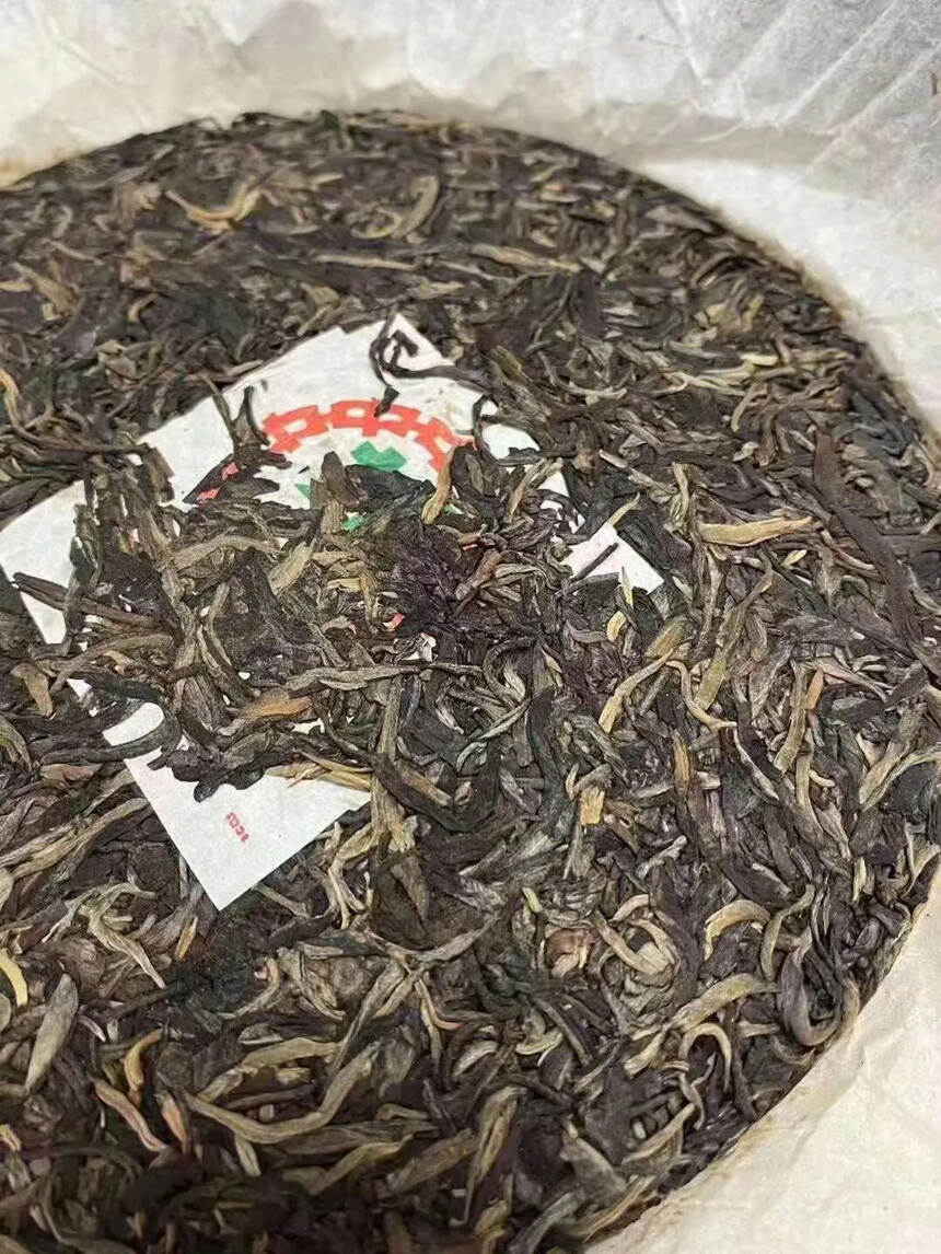 ??99年中茶水蓝印，勐海茶厂内飞绿印生茶。汤水透亮