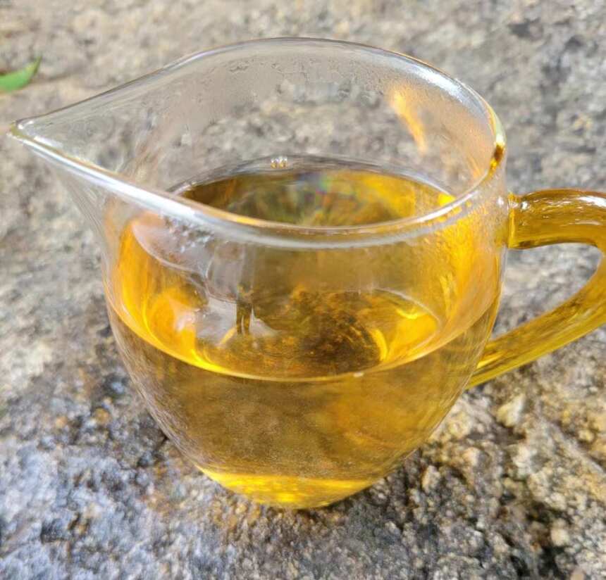 一饼普洱茶沉淀了您的岁月 喝茶要趁早 品茶要选好