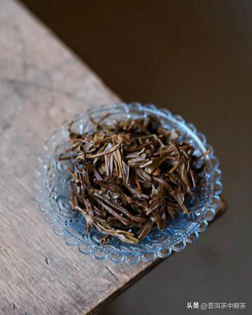 九十年代元寶散茶独有的易武傳統民族手工捻压精制而成，