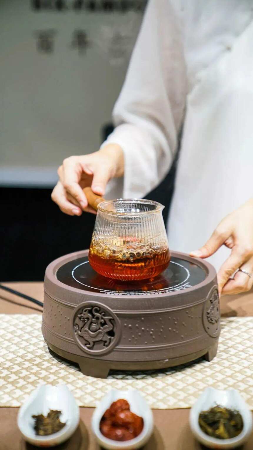 秋冬煮茶正当时｜借一盏印级圆茶，还原茶之本味