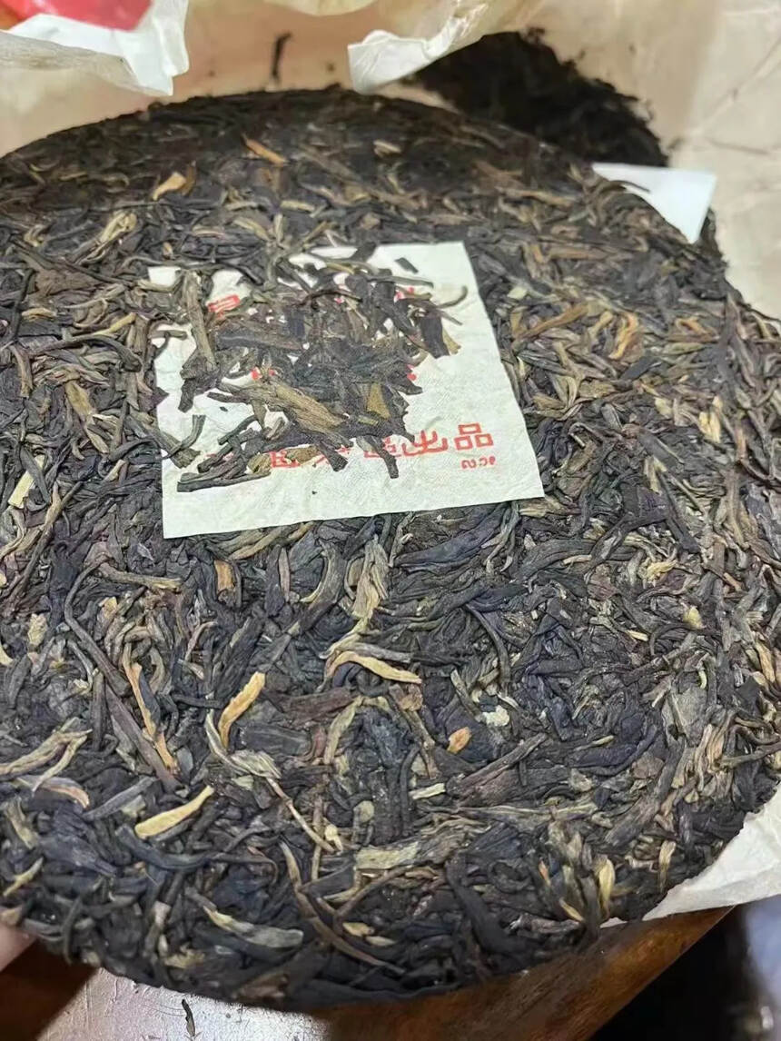 2004年红益傣文特质青饼，汤质厚重层次丰富，汤感稠
