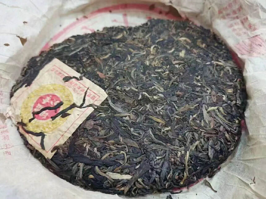 ??2005年南嶠茶厂班章印茶传统笋壳包装，条索粗壮