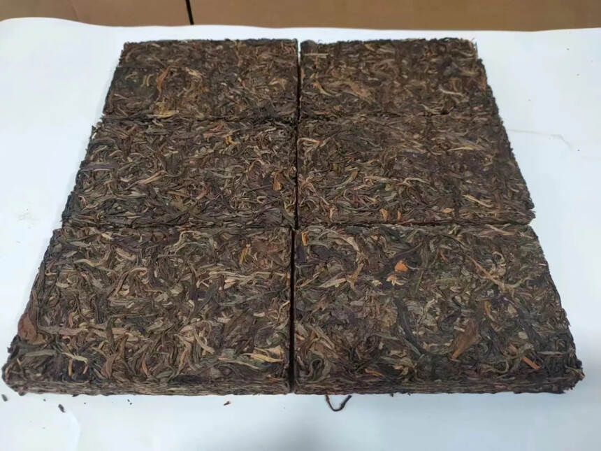 98老曼峨生砖—甜茶一包2片，一片250克，里外一口