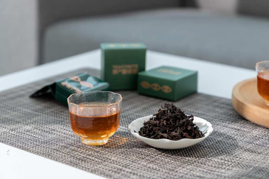 同样是茶叶，白茶可以按箱收藏，为什么岩茶却只能按克按泡买？