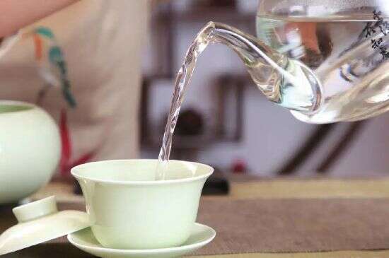 一个人喝茶用盖碗还是茶壶_喝茶用茶壶好还是盖碗？