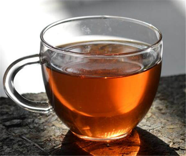 黑茶中包含许多有美容功效的成份（常饮黑茶红颜不老）