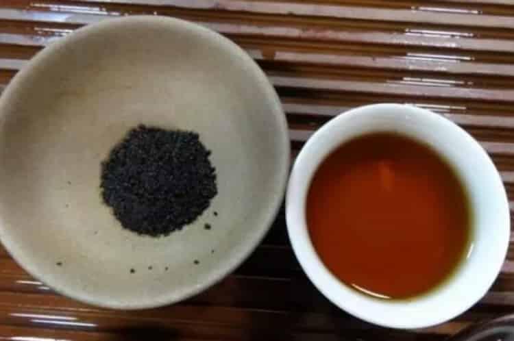 一种茶叶黑色的硬颗粒_像羊屎的茶叶是什么茶？