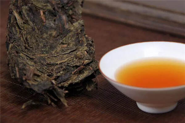 陈年黑茶茶品的汤色和香味介绍