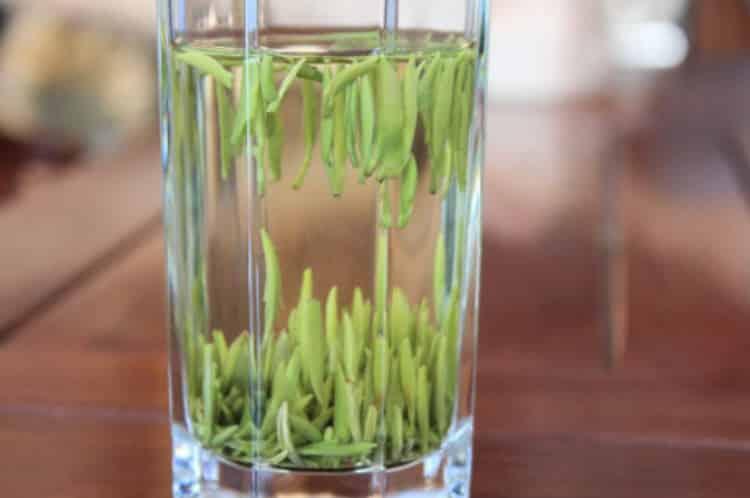 绿茶是什么颜色_绿茶的色泽以清汤绿叶为佳