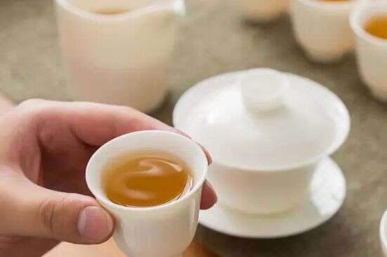 一个人喝茶用盖碗还是茶壶_喝茶用茶壶好还是盖碗？