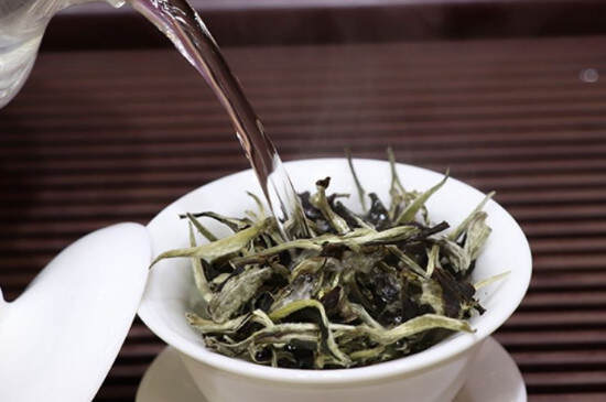 白茶是属于红茶还是属于绿喝白茶的功效与作用