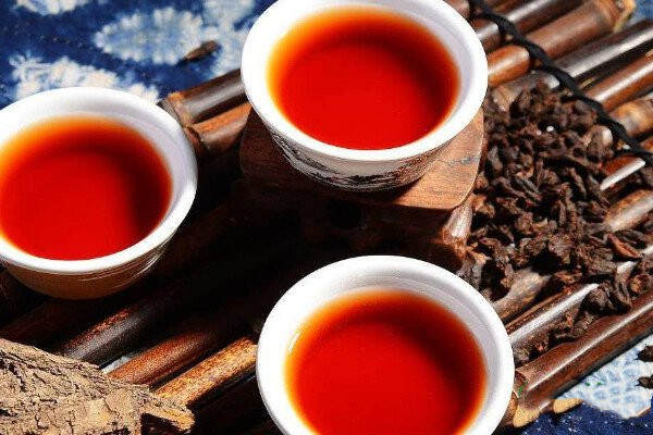 喝普洱茶是生茶好还是熟茶好啊_普洱茶应该喝生茶还是熟茶