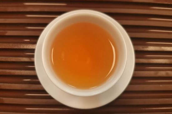 体内湿气重喝白茶可以吗_湿气重喝白茶好还是红茶好？