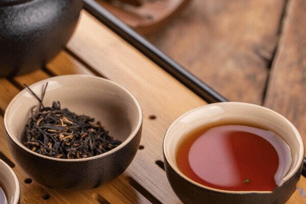喝普洱茶是生茶好还是熟茶好啊_普洱茶应该喝生茶还是熟茶