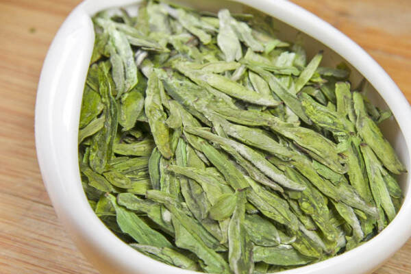 西湖龙井是红茶还是绿西湖龙井属于绿茶吗？