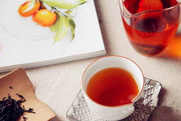 夏天喝红茶好吗_夏天喝红茶还是和绿茶比较好