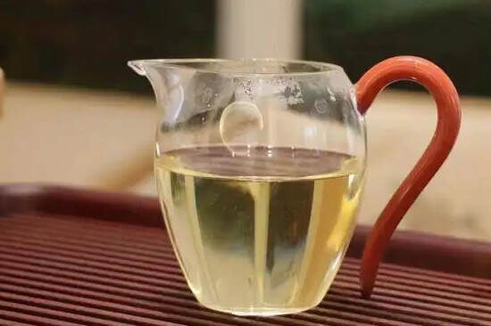 白茶和红茶哪个好高档_喝白茶好还是红茶好？