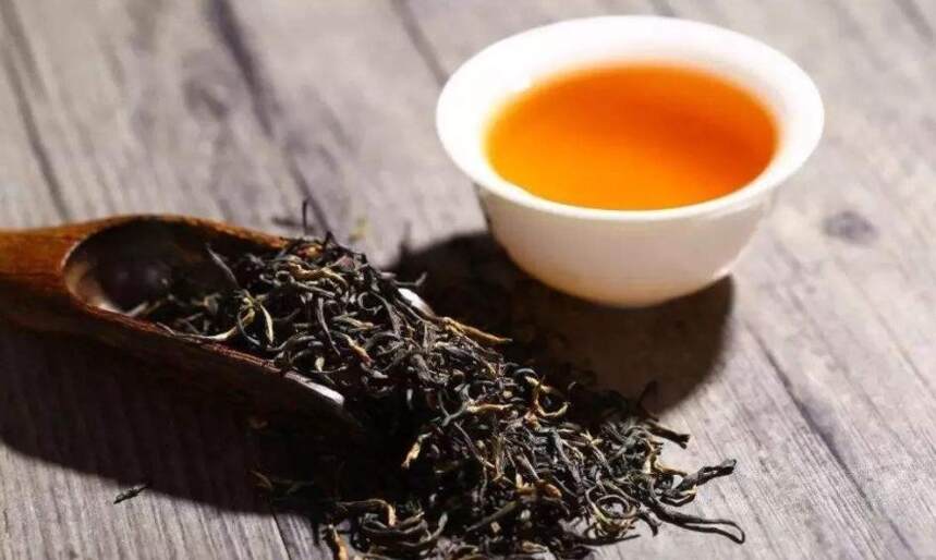 从外形上怎么区分绿茶和红茶？