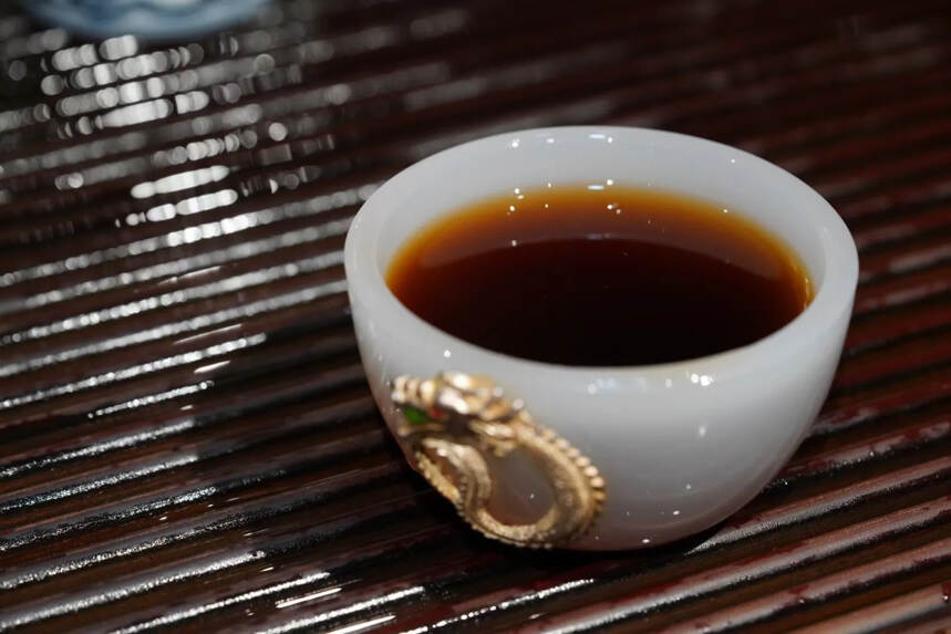 2006年云南西双版纳同庆号茶庄出品，班章生态普洱茶