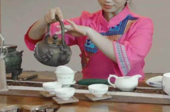 性格内向适合做茶艺师，什么性格的人适合做茶艺师？