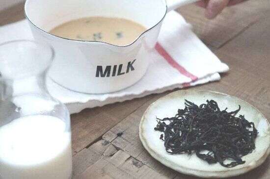 用普通茶叶做奶茶，用茶叶做奶茶的做法