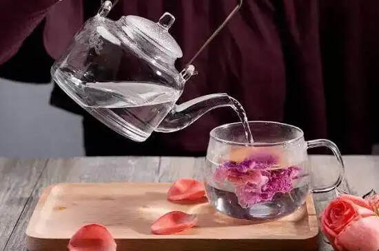 玫瑰花茶用沸水冲泡吗