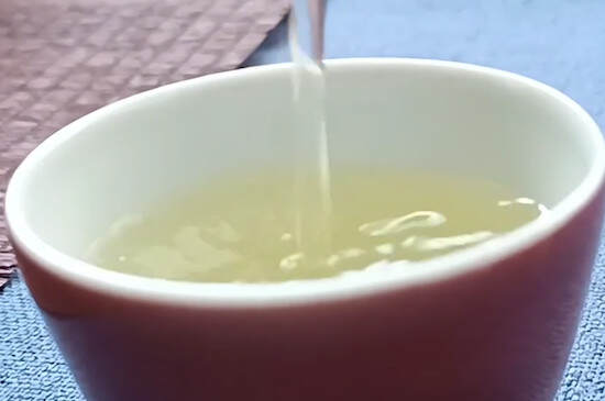西湖龙井茶是什么颜色