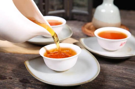红茶泡出来的茶汤是什么颜色的