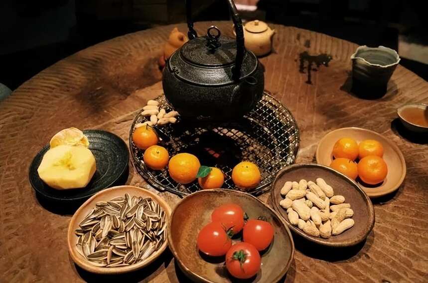烟火气十足的“围炉煮茶”，让年轻人更靠近新中式茶饮