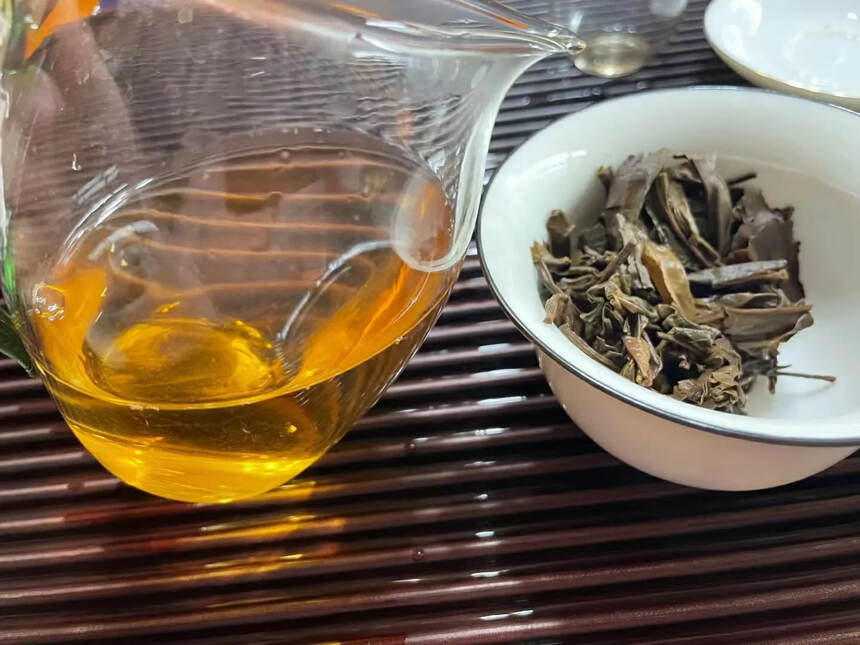 2003年易武斗茶大会茶王青饼，茶汤敦实厚重，阴柔婉