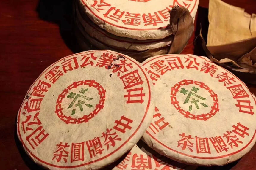 401春海茶厂大字绿印青饼采用古法石墨杂志而成，源于