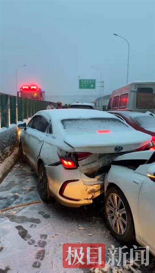 湖南长沙市湘府路高架桥发生车祸 十余台小车连续相撞