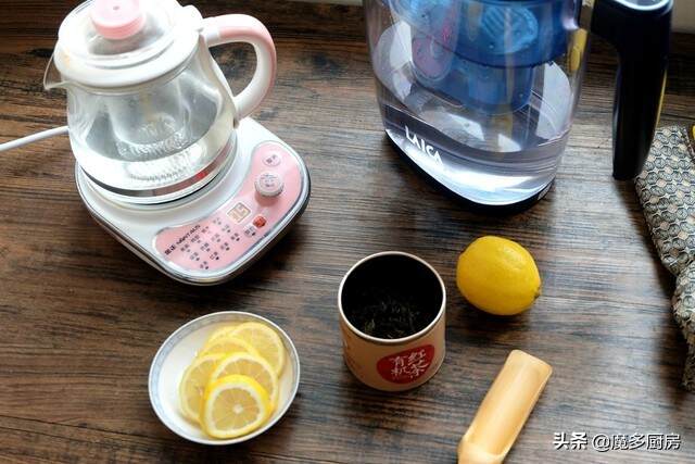 柠檬红茶怎么做出来的（柠檬红茶的做法和配方）