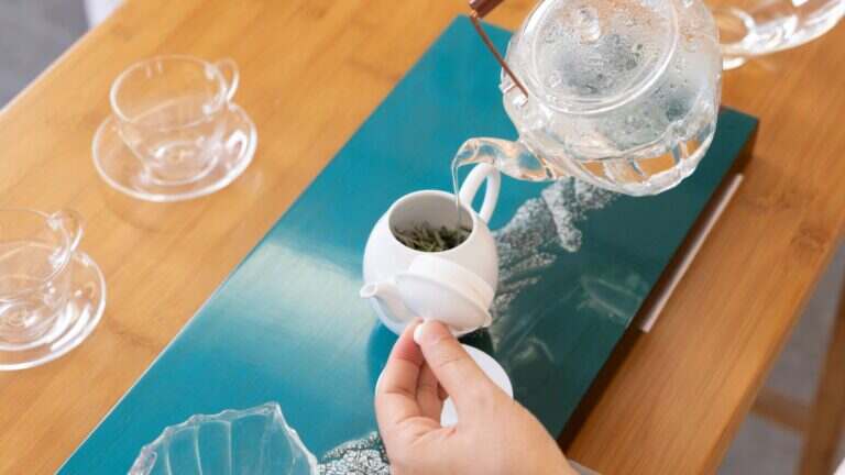 泡茶是先倒水还是先放茶（绿茶的正确冲泡方法介绍）