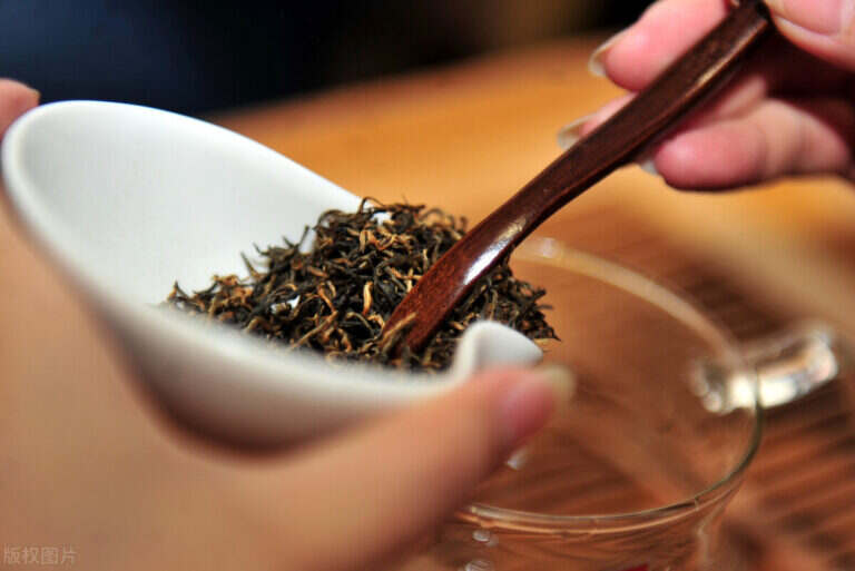 红茶的功效与作用（冬天喝红茶对身体有什么好处）