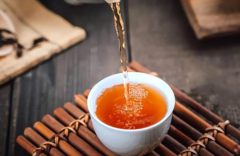 冬天喝红茶还是绿茶好？红茶和绿茶的的特点与区别
