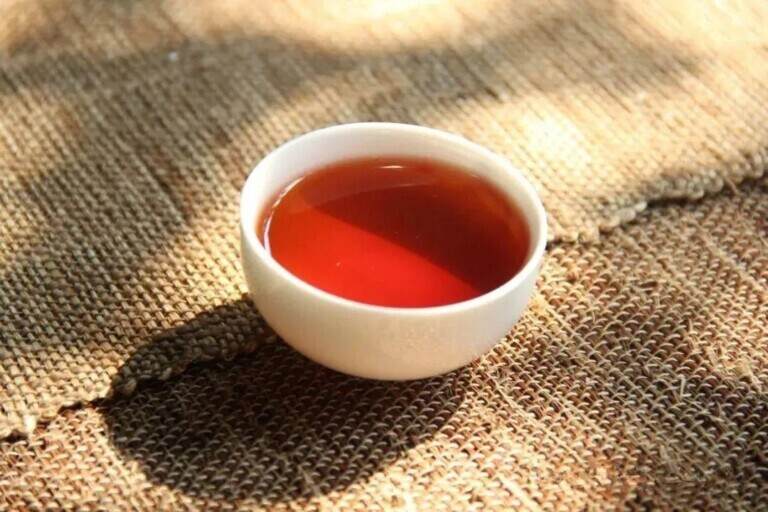 好红茶泡出来什么样子？红茶汤色越红越好吗？